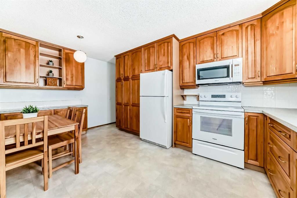 752 Cedarille Way SW, Calgary — photo 5 of 48