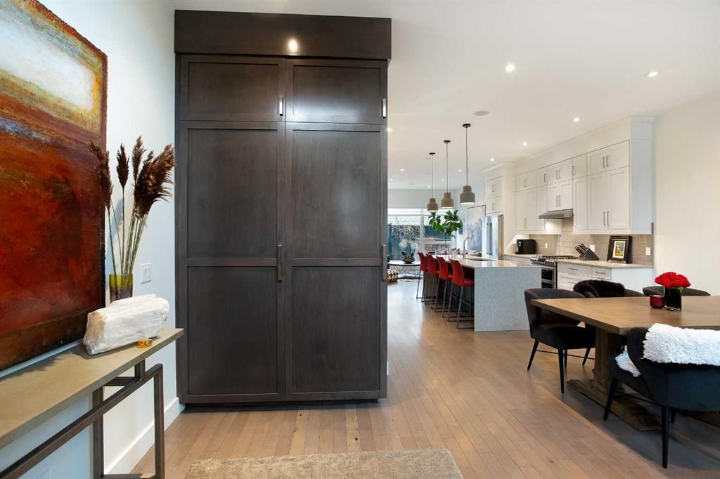 1911 31 Avenue SW, Calgary — photo 4 of 44