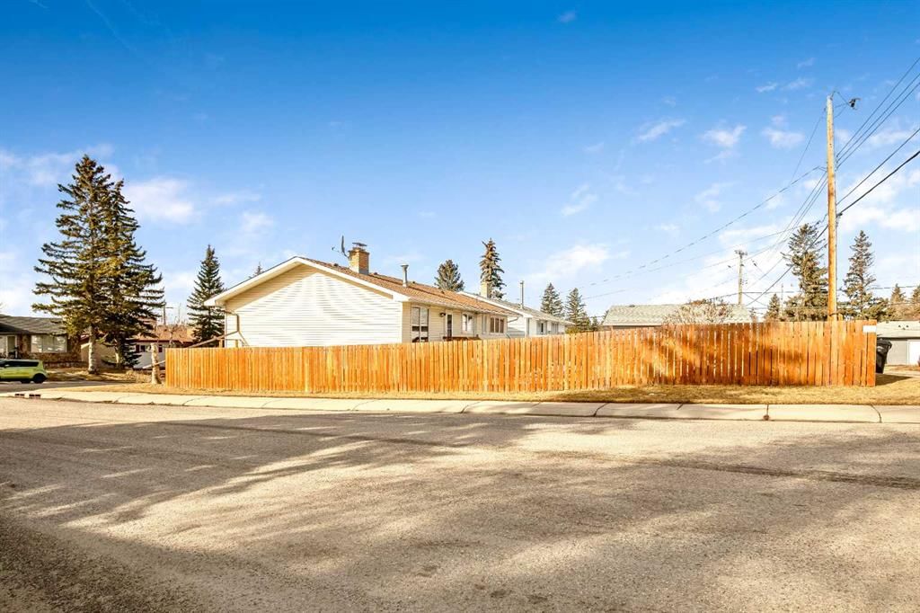 5711 Dalmead Crescent NW, Calgary — photo 4 of 48