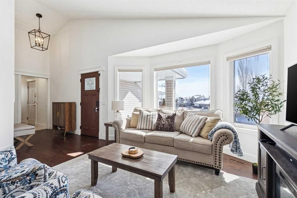 642 Schooner Cove NW, Calgary — photo 3 of 47