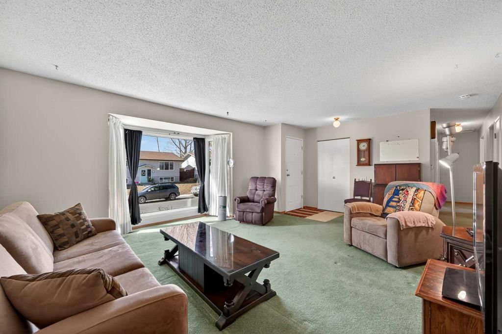 208 Penbrooke Way SE, Calgary — photo 3 of 40