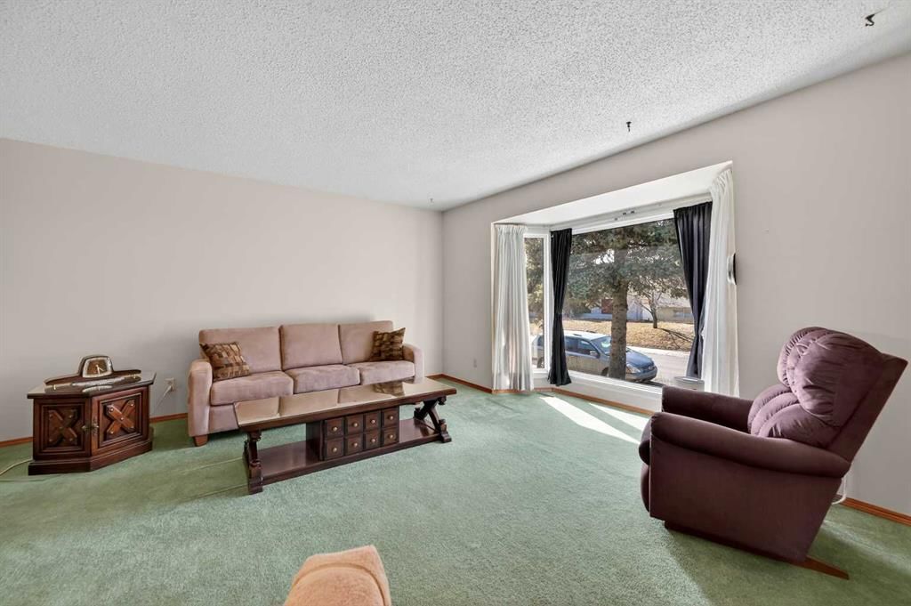 208 Penbrooke Way SE, Calgary — photo 4 of 40