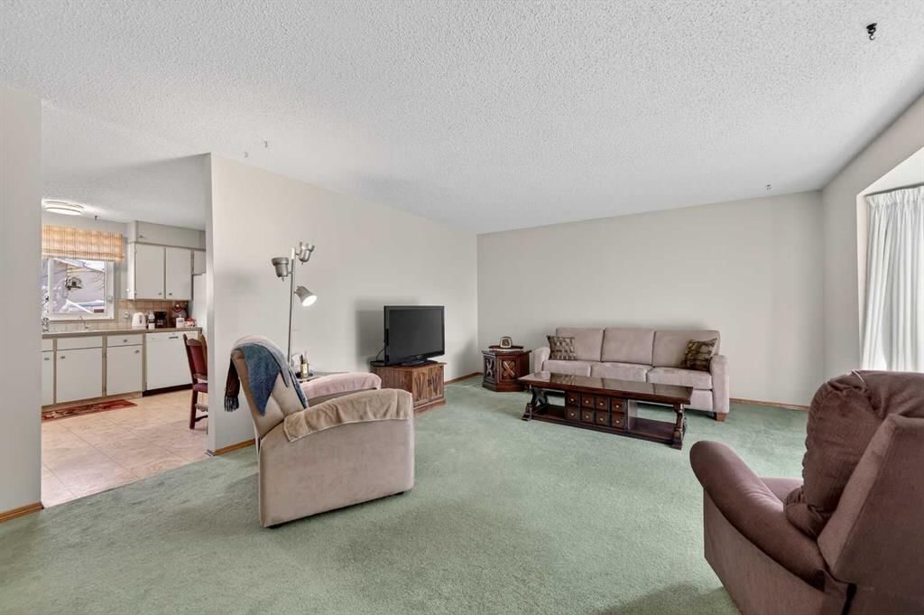 208 Penbrooke Way SE, Calgary — photo 5 of 40
