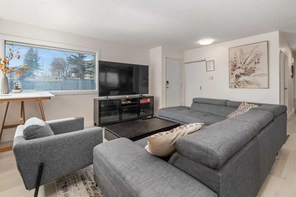 4504 14 Street NW, Calgary — photo 2 of 22