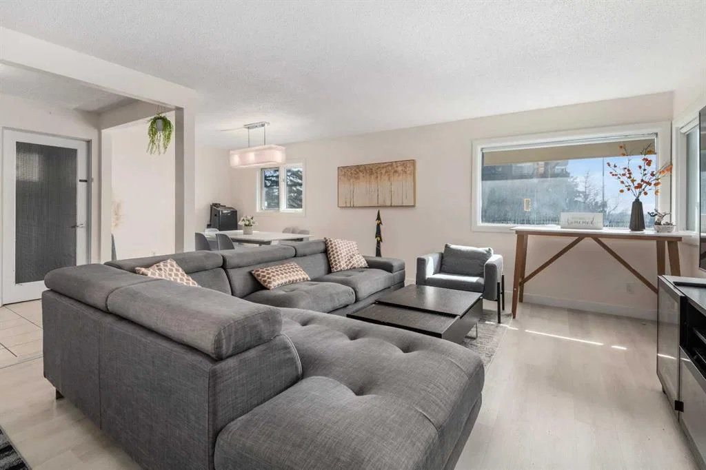 4504 14 Street NW, Calgary — photo 4 of 22