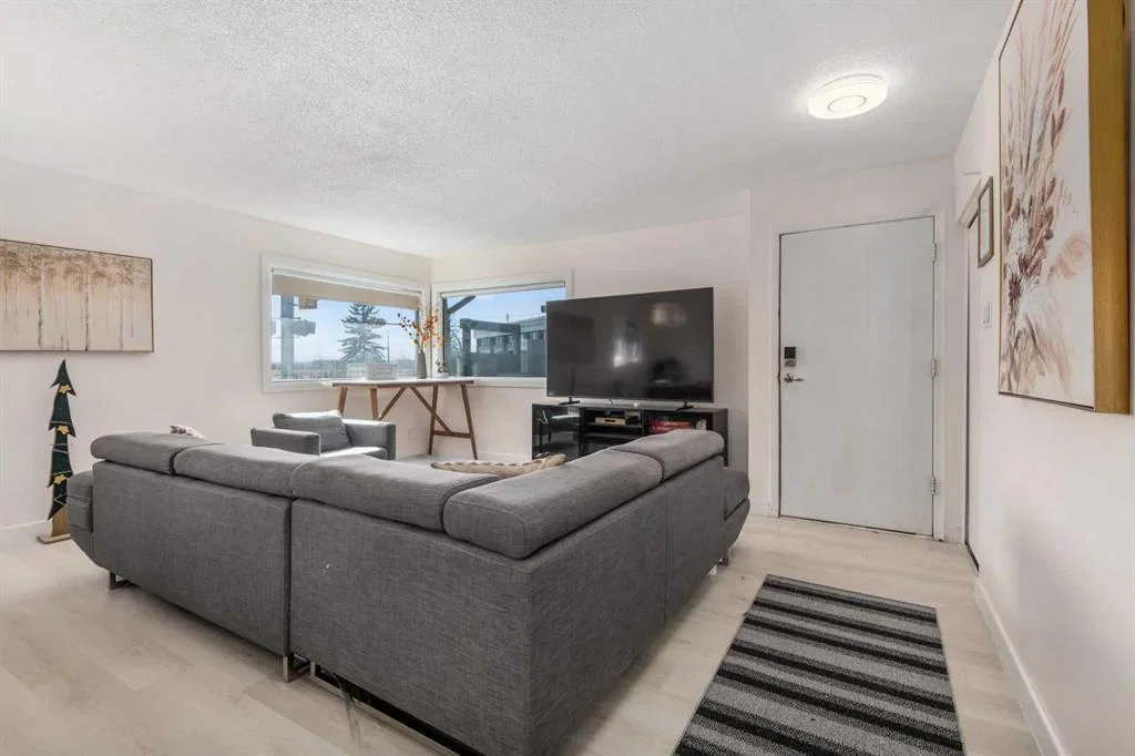 4504 14 Street NW, Calgary — photo 5 of 22