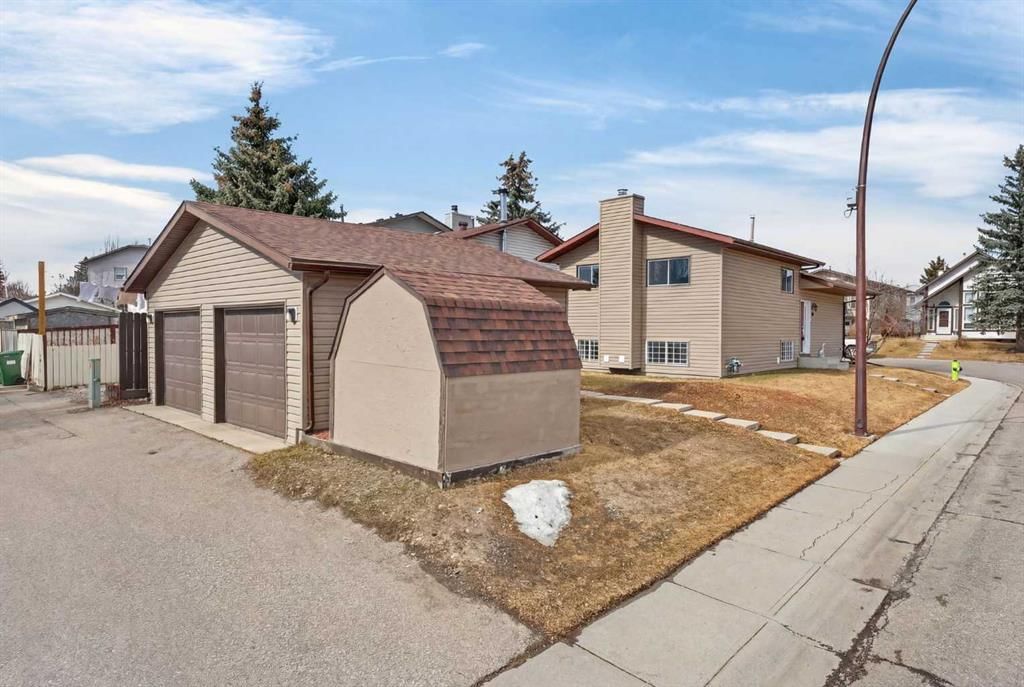 59 Taraglen Court NE, Calgary — photo 5 of 44