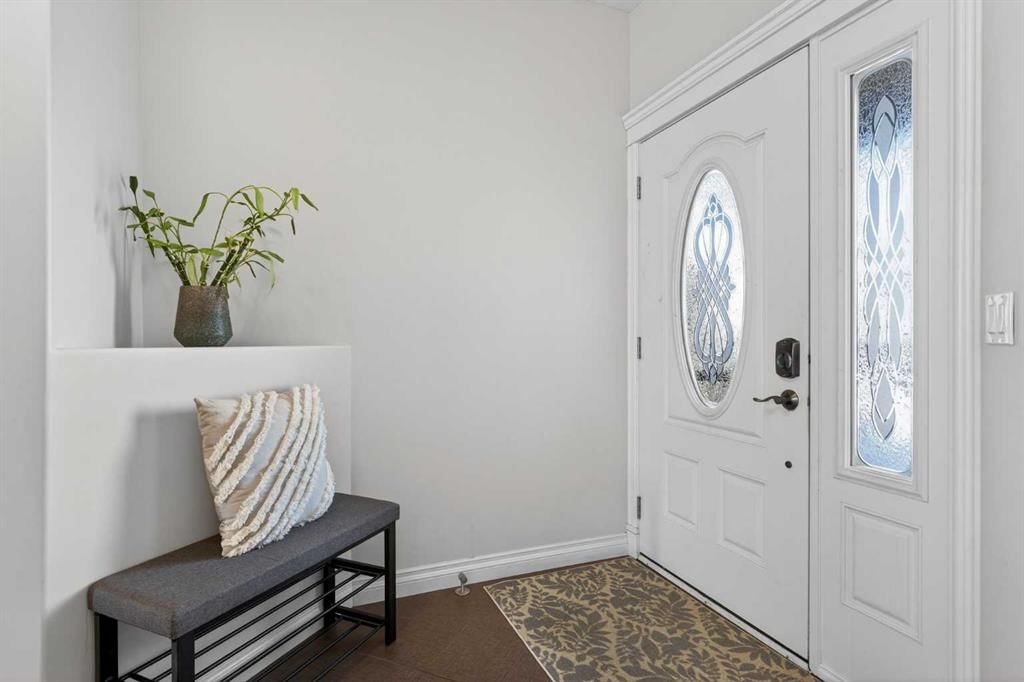 122 Springbluff Boulevard SW, Calgary — photo 3 of 50