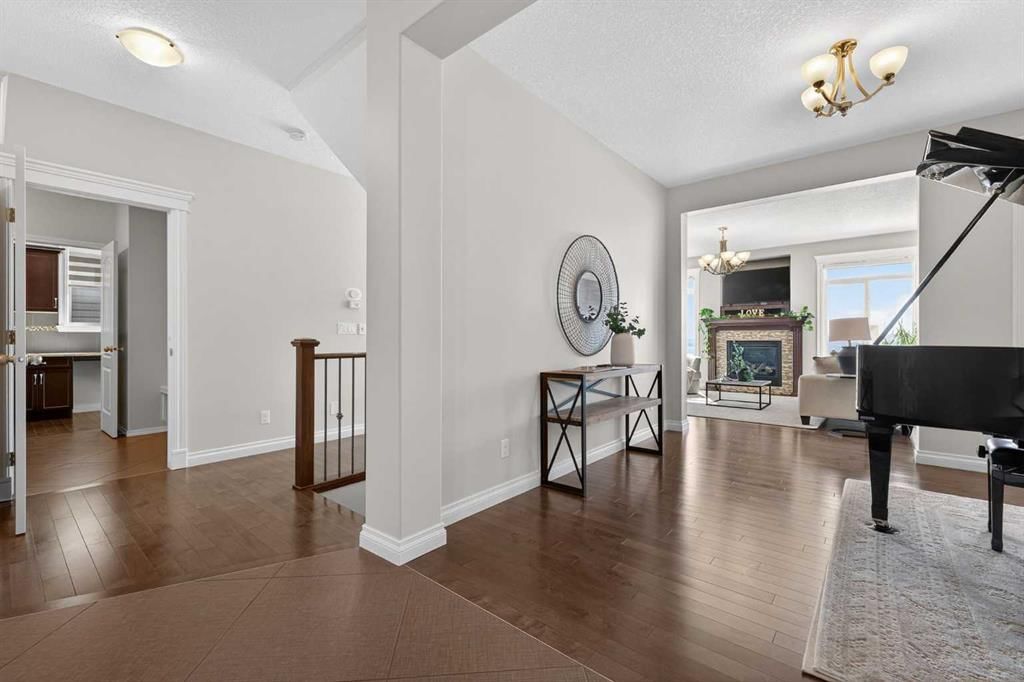 122 Springbluff Boulevard SW, Calgary — photo 4 of 50