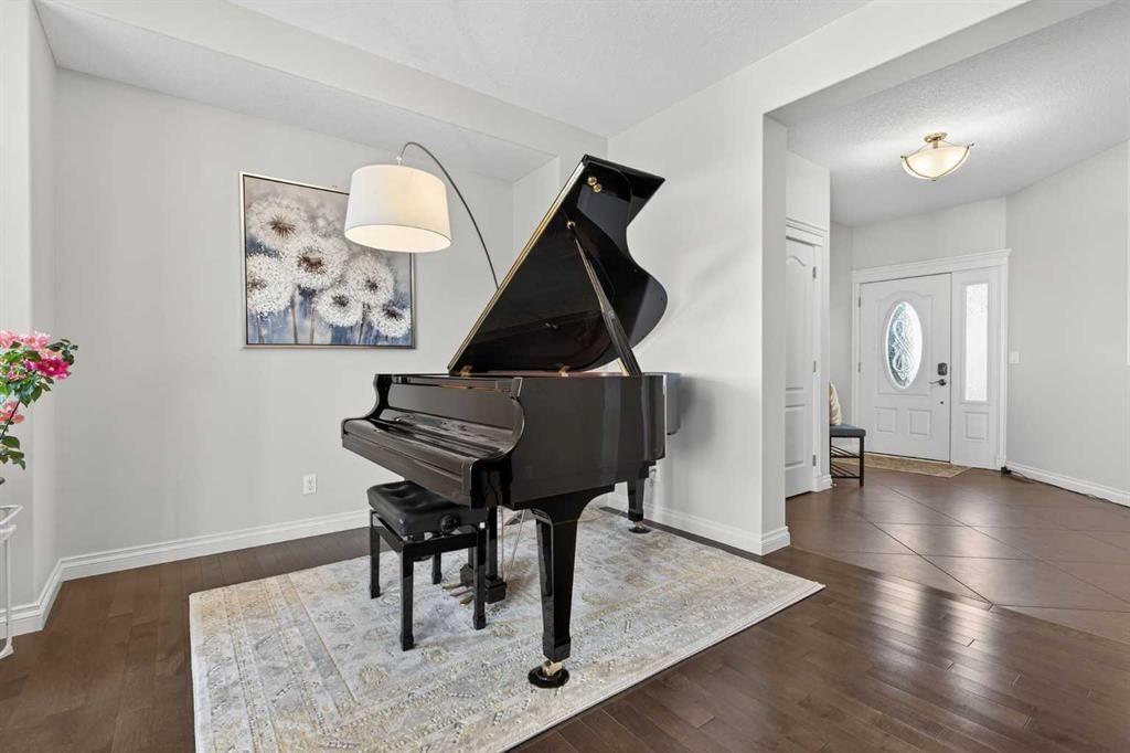 122 Springbluff Boulevard SW, Calgary — photo 5 of 50