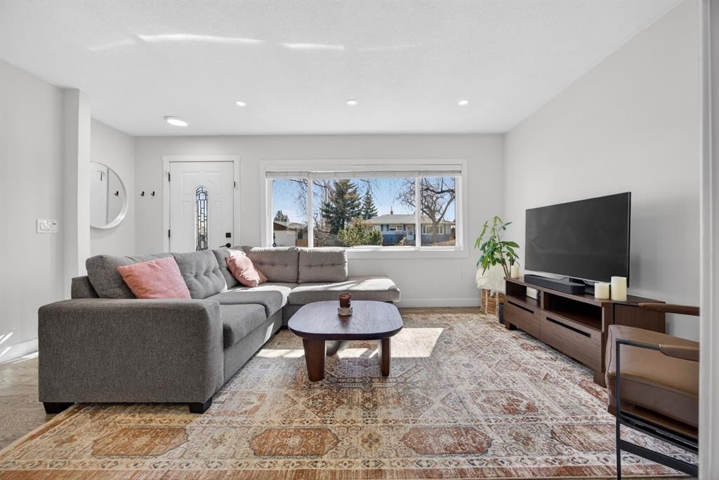 208 78 Avenue SE, Calgary — photo 3 of 45