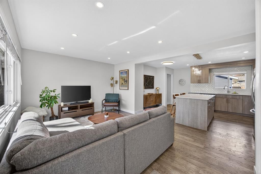 208 78 Avenue SE, Calgary — photo 5 of 45