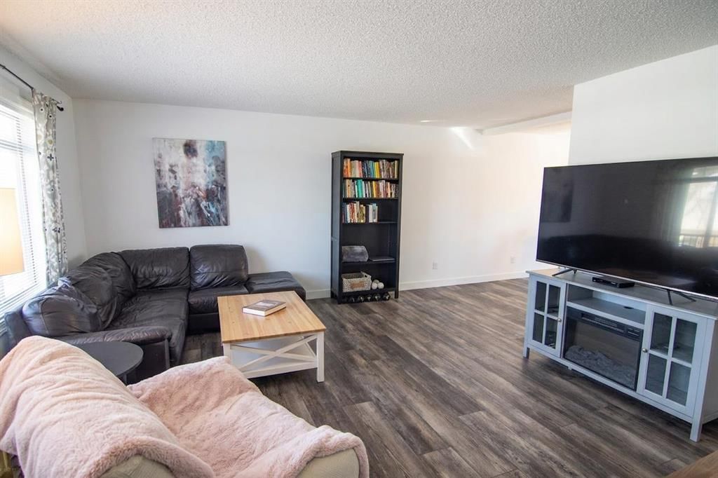 132 Copperpond Boulevard SE, Calgary — photo 3 of 22