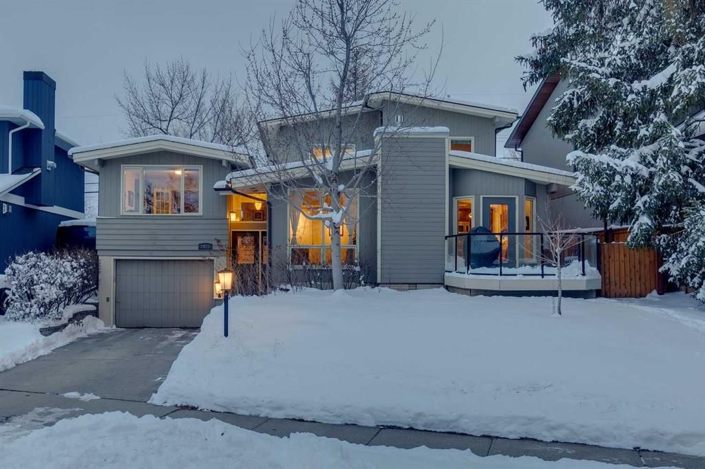 2423 34 Avenue NW, Calgary — main listing photo