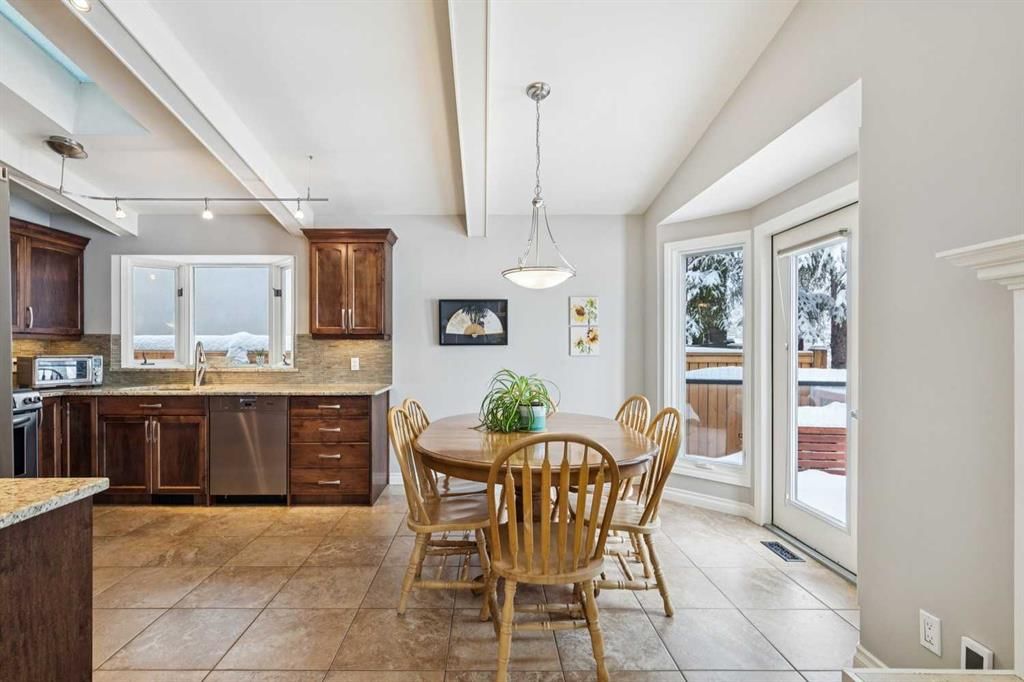 2423 34 Avenue NW, Calgary — photo 5 of 33