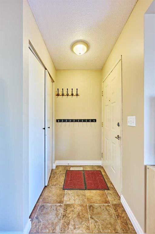 51 Sunmills Court SW, Calgary — photo 5 of 40
