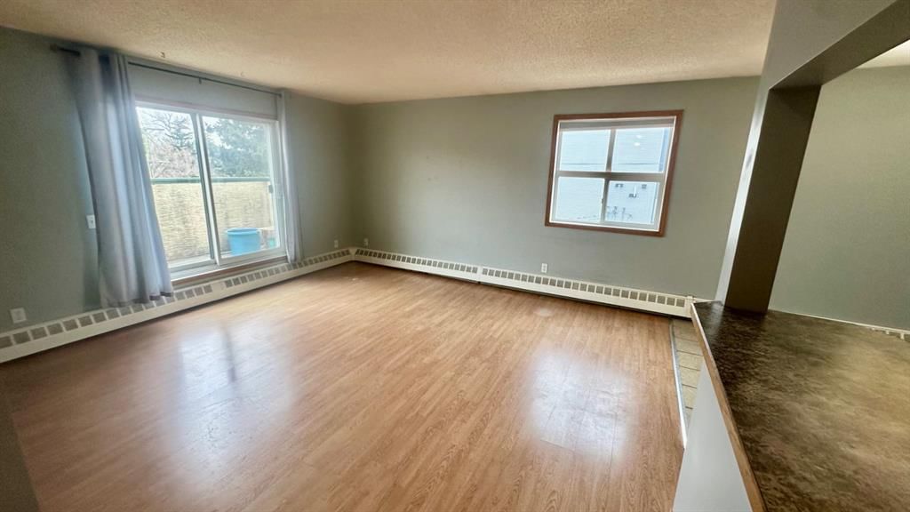 8, 6203 Bowness Road NW, Calgary — photo 5 of 13