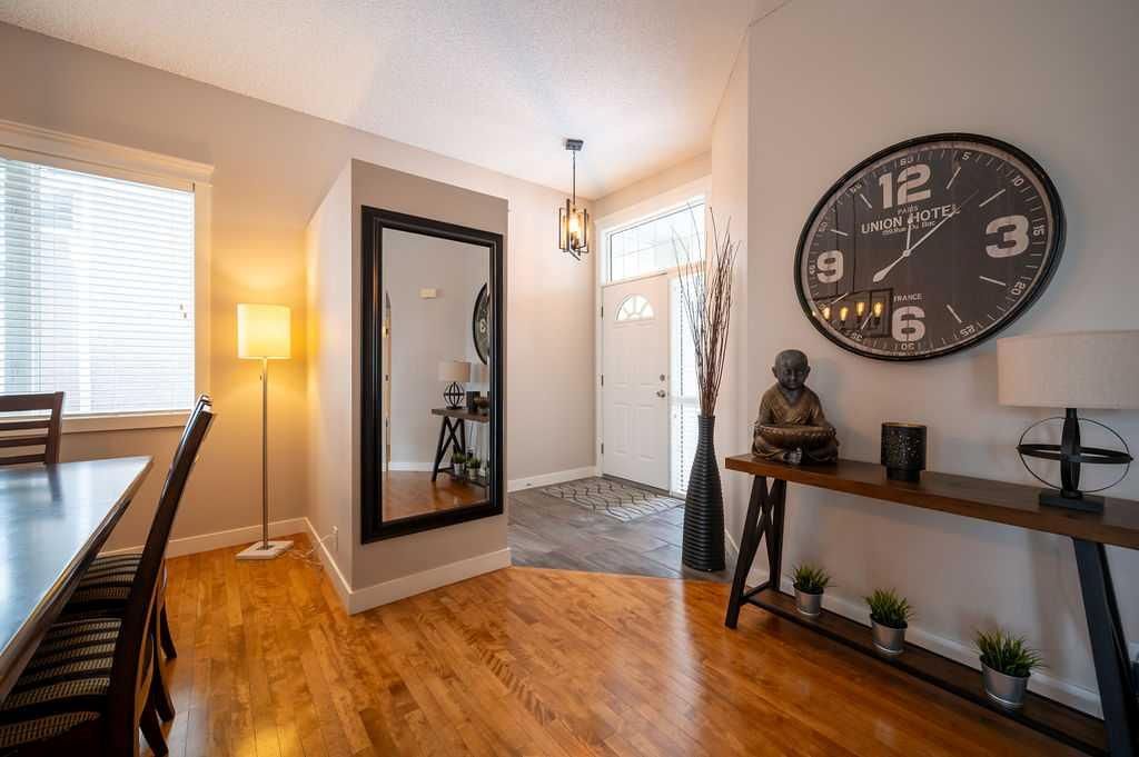 45 Mt Gibraltar Heights SE, Calgary — photo 5 of 48