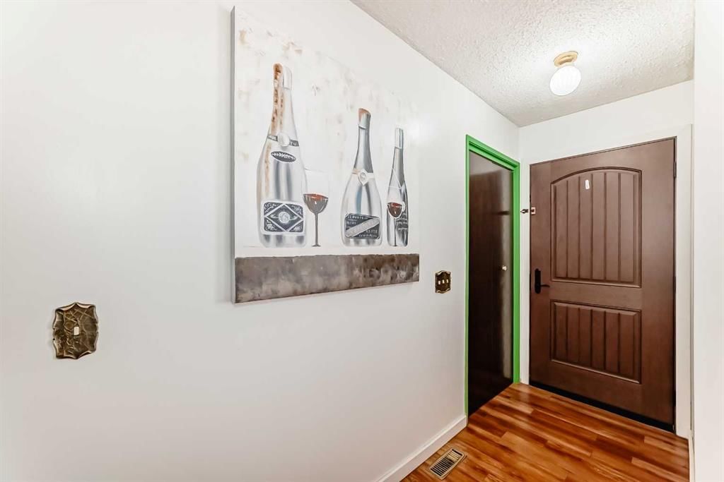164 Rundlefield Crescent NE, Calgary — photo 3 of 32