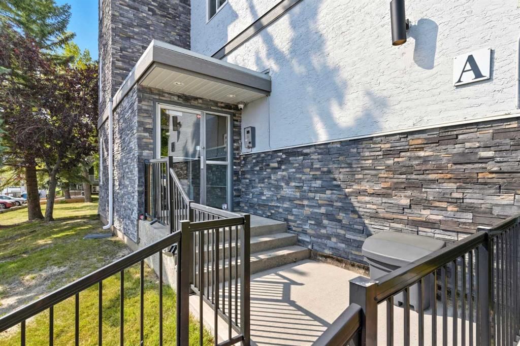 302A, 5601 Dalton Drive NW, Calgary — photo 2 of 37