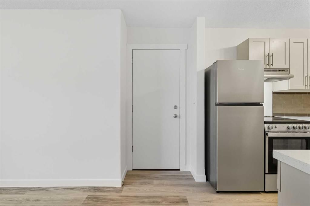 302A, 5601 Dalton Drive NW, Calgary — photo 4 of 37