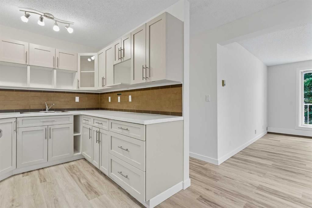 302A, 5601 Dalton Drive NW, Calgary — photo 5 of 37