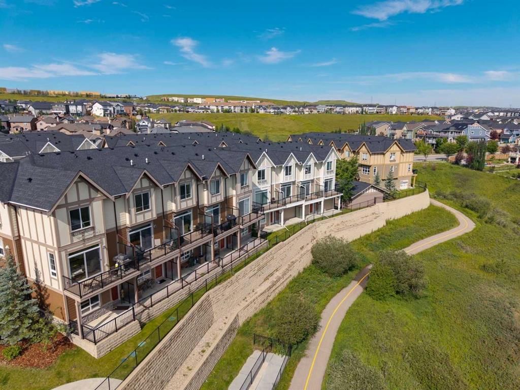 61 Sherwood Lane NW, Calgary — photo 2 of 34