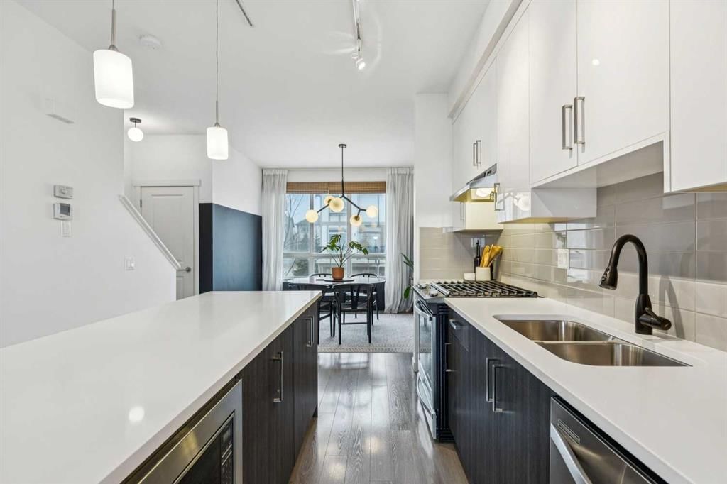 61 Sherwood Lane NW, Calgary — photo 4 of 34