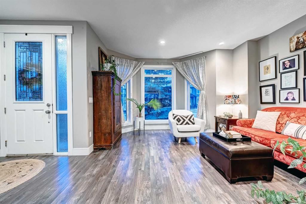 4418 19 Avenue NW, Calgary — photo 4 of 30