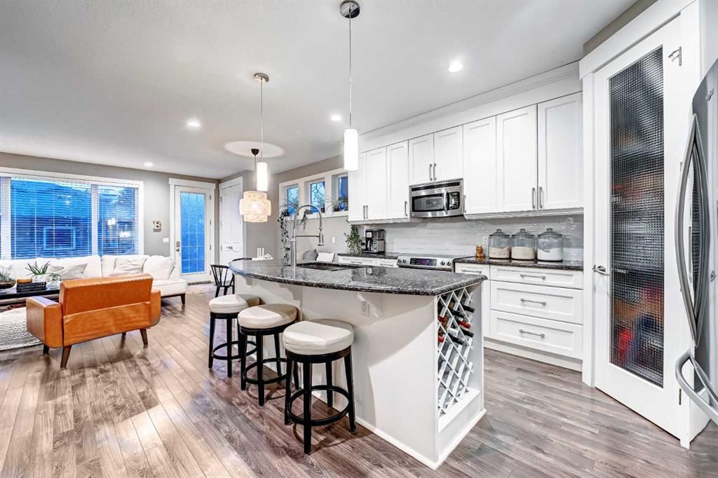 4418 19 Avenue NW, Calgary — photo 5 of 30