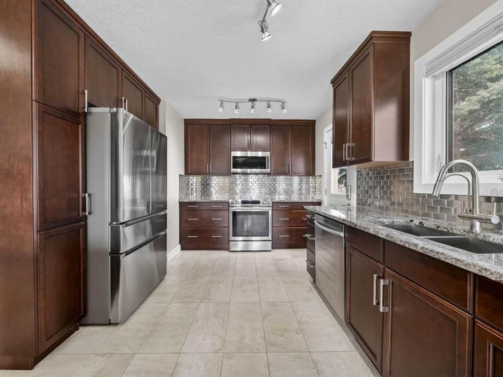 131 Scenic Glen Crescent NW, Calgary — photo 3 of 29