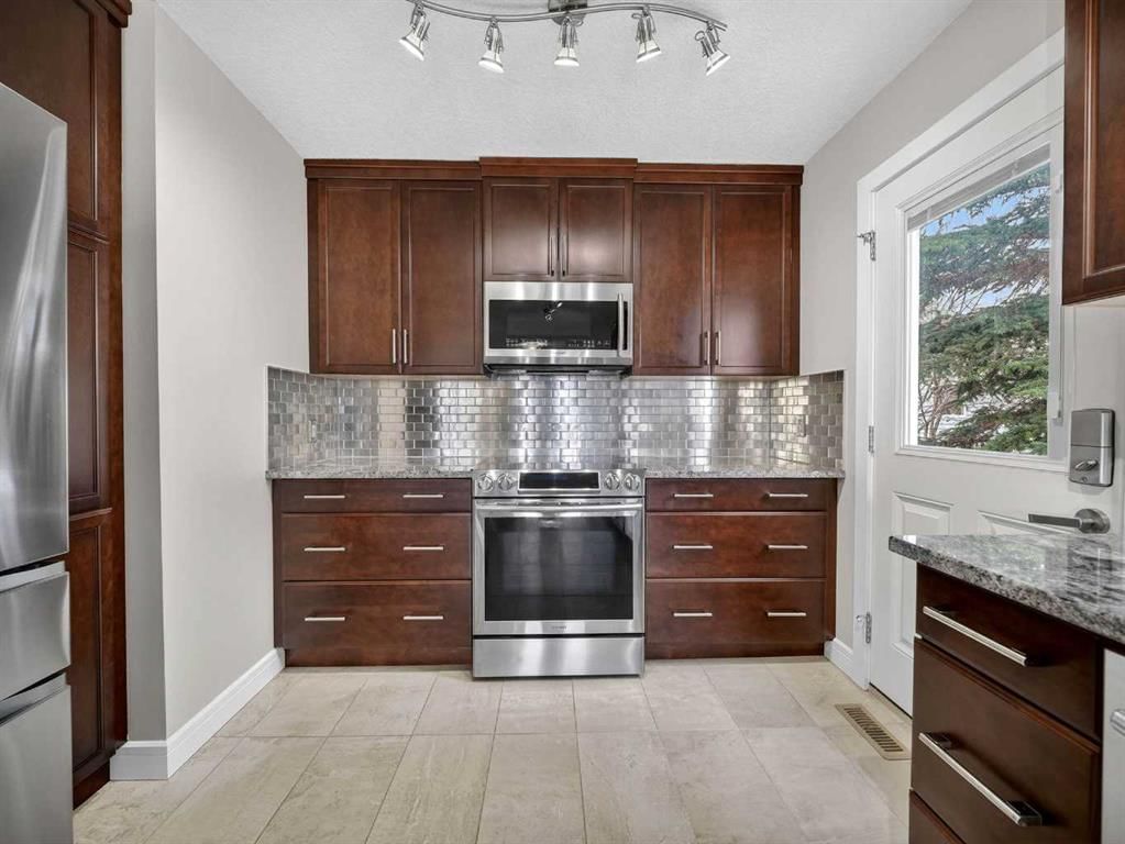 131 Scenic Glen Crescent NW, Calgary — photo 4 of 29