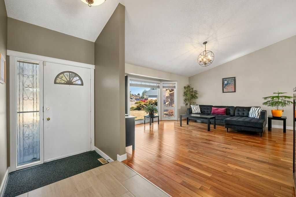 44 Deerbrook Crescent SE, Calgary — photo 2 of 50