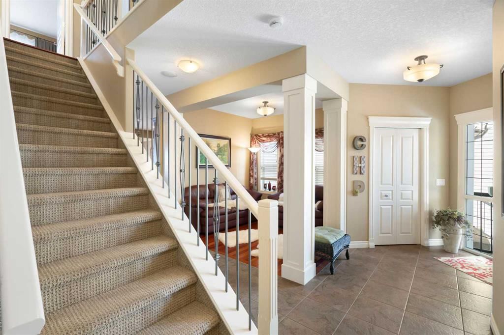 40 Bridleridge Lane SW, Calgary — photo 5 of 48