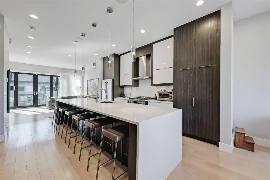 1705 46 Avenue SW, Calgary — photo 4 of 49