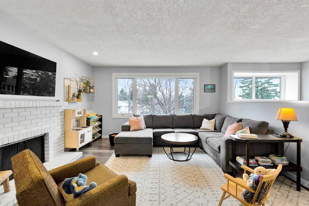 6584 Dalrymple Way NW, Calgary — photo 3 of 41