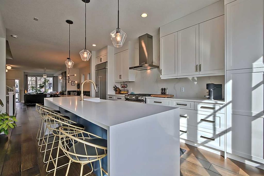 2438 25 Street SW, Calgary — photo 4 of 43