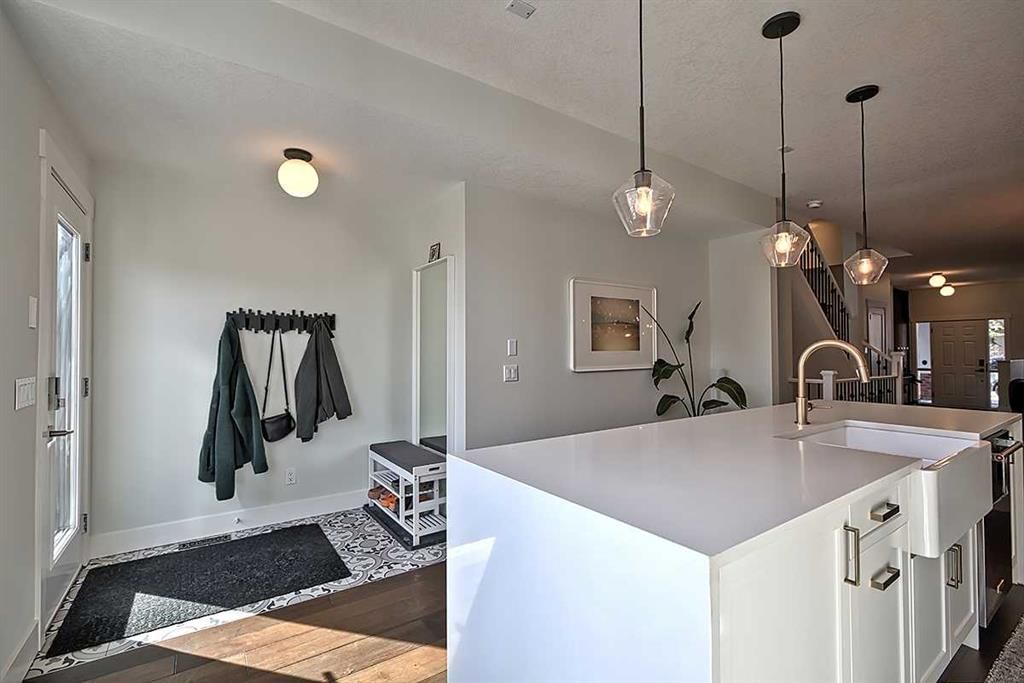 2438 25 Street SW, Calgary — photo 5 of 43