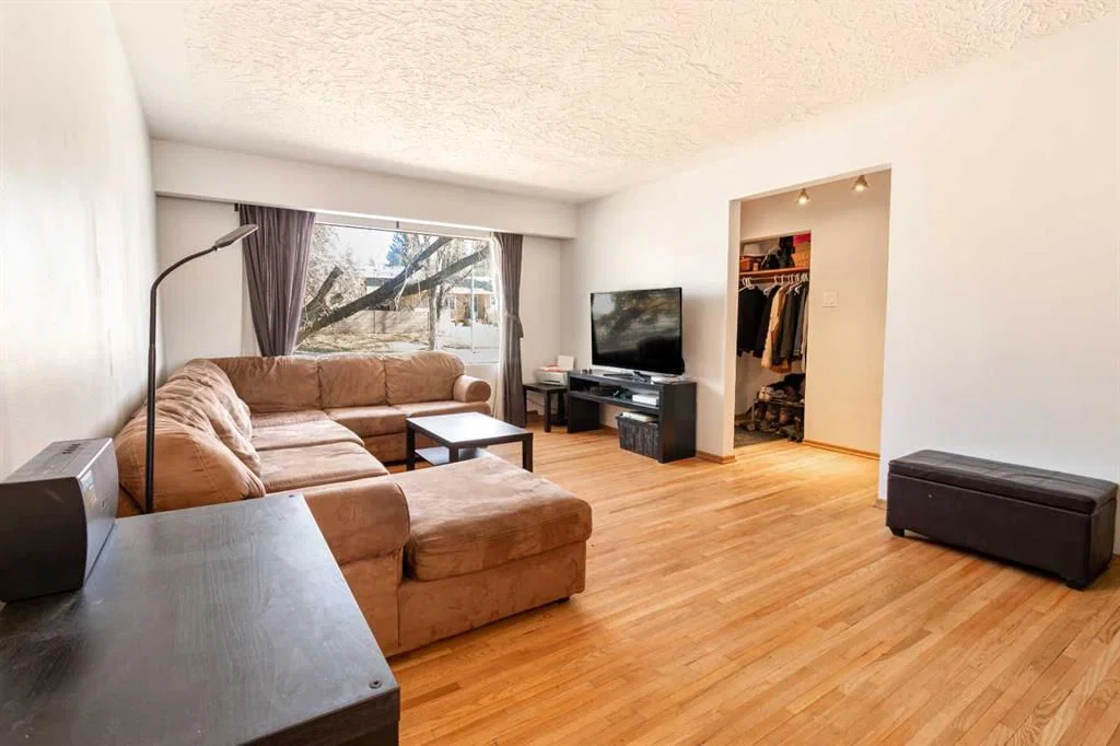 967 Northmount Drive NW, Calgary — photo 3 of 20