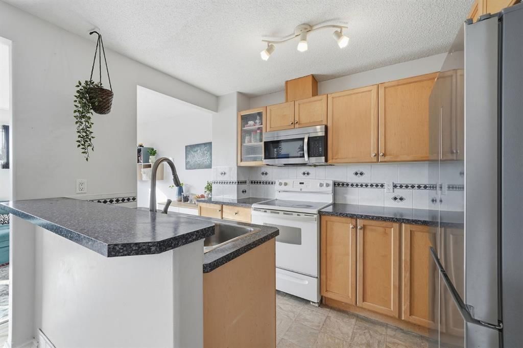 49 Royal Birch Mount NW, Calgary — photo 3 of 37