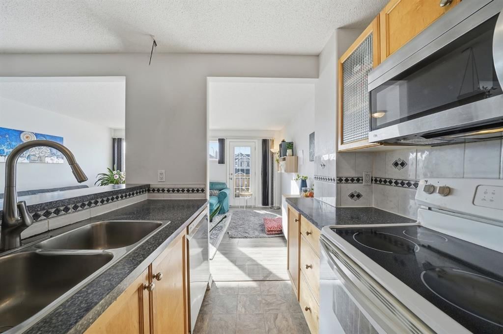 49 Royal Birch Mount NW, Calgary — photo 5 of 37