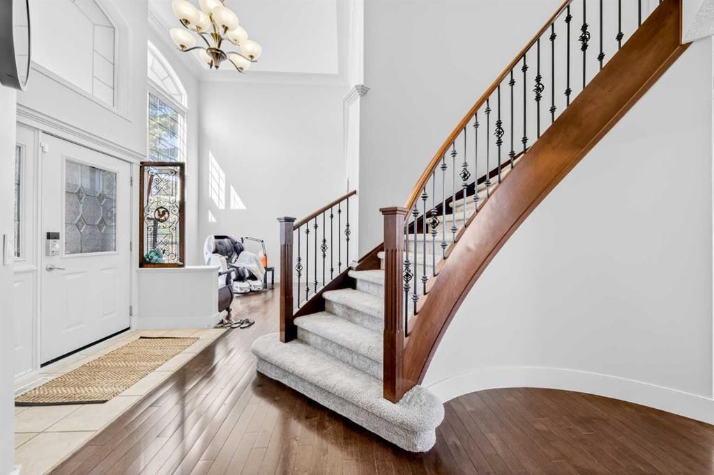46 Discovery Ridge Road SW, Calgary — photo 5 of 50