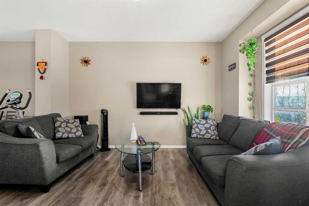 8916 46 Street NE, Calgary — photo 3 of 35