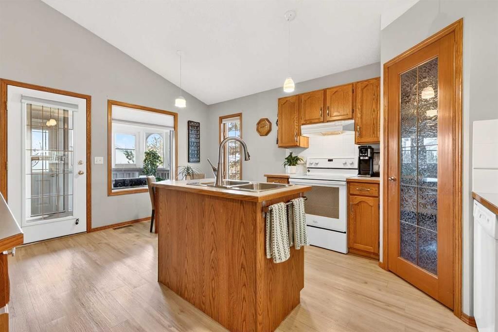 8 Somerset Gate SW, Calgary — photo 2 of 38