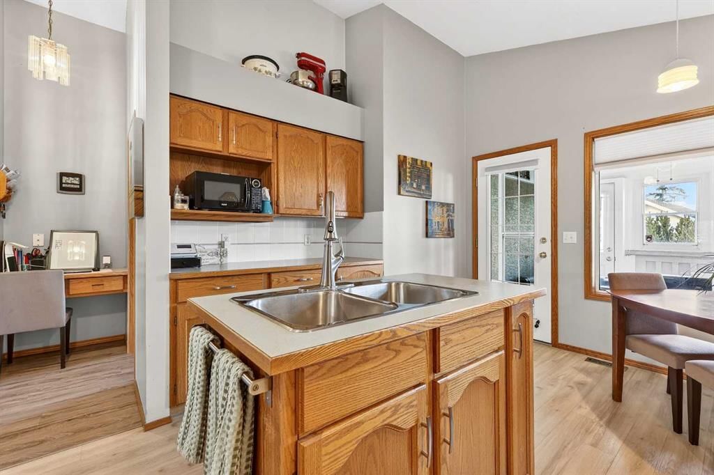 8 Somerset Gate SW, Calgary — photo 3 of 38