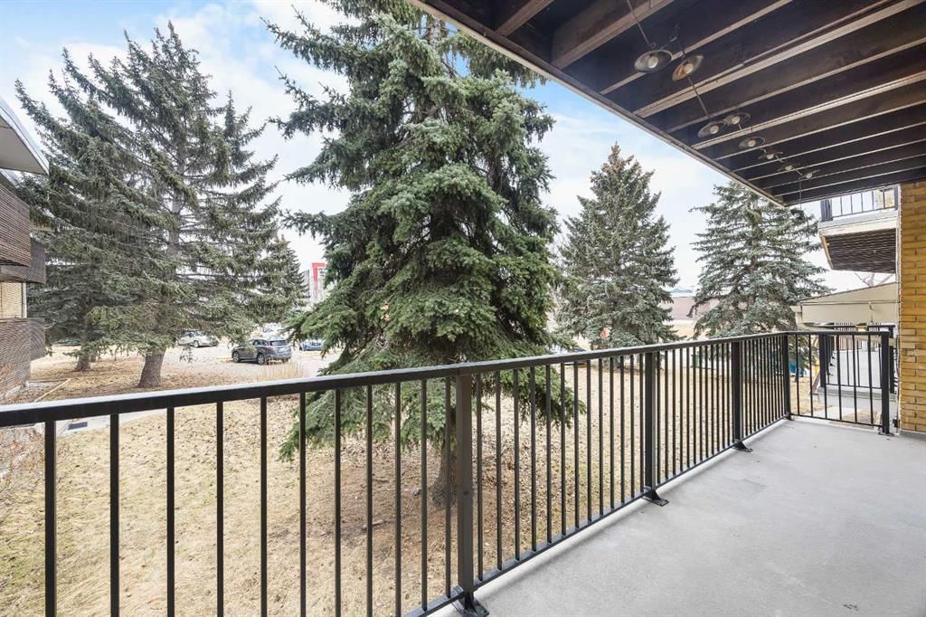 204, 3103 Blakiston Drive NW, Calgary — photo 4 of 23