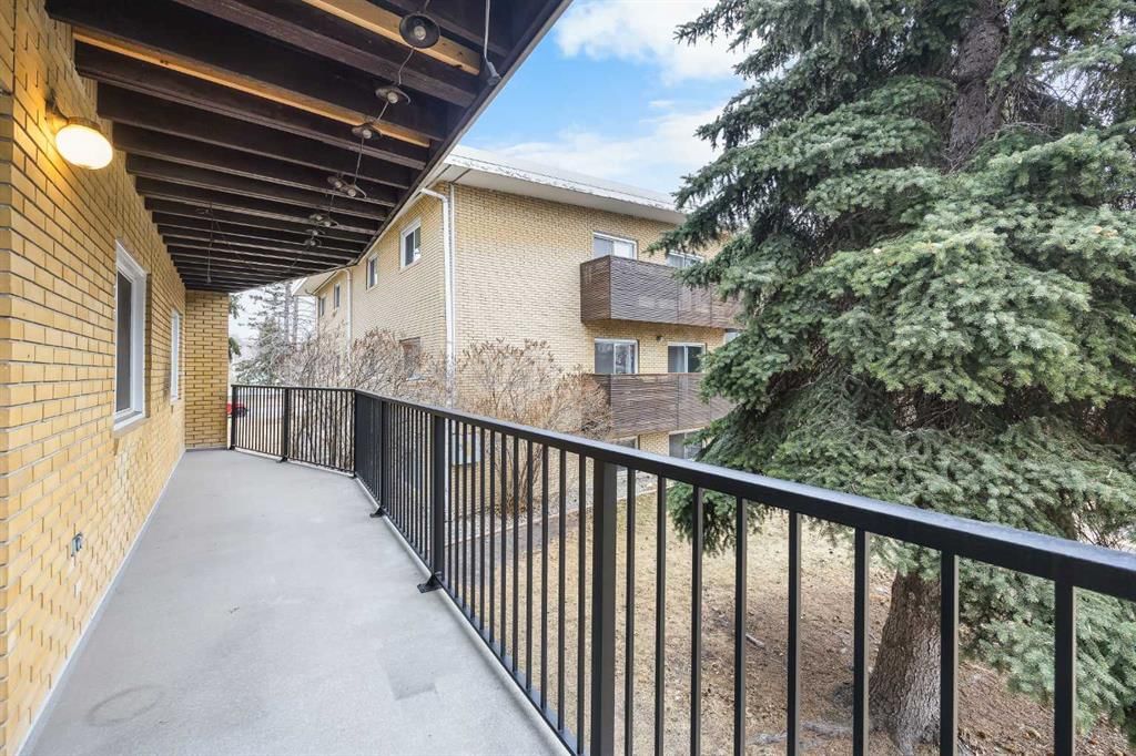 204, 3103 Blakiston Drive NW, Calgary — photo 5 of 23