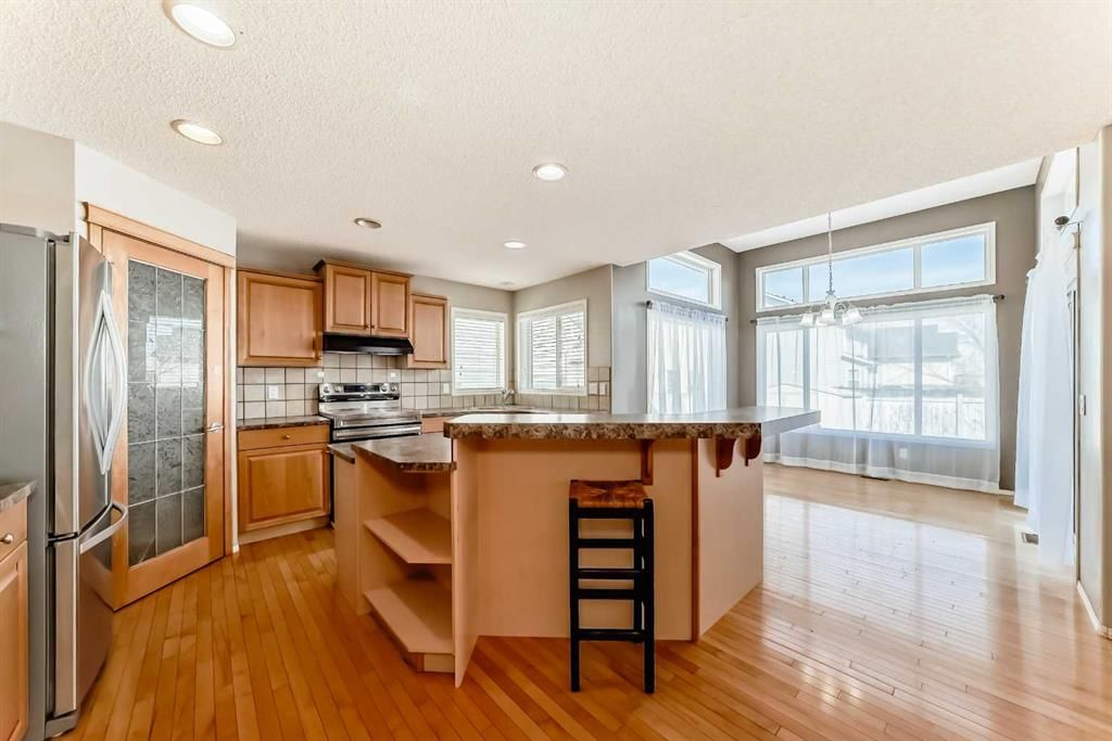 131 Somerside Crescent SW, Calgary — photo 2 of 50