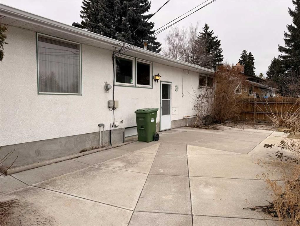 6124 Lloyd Crescent SW, Calgary — photo 2 of 4