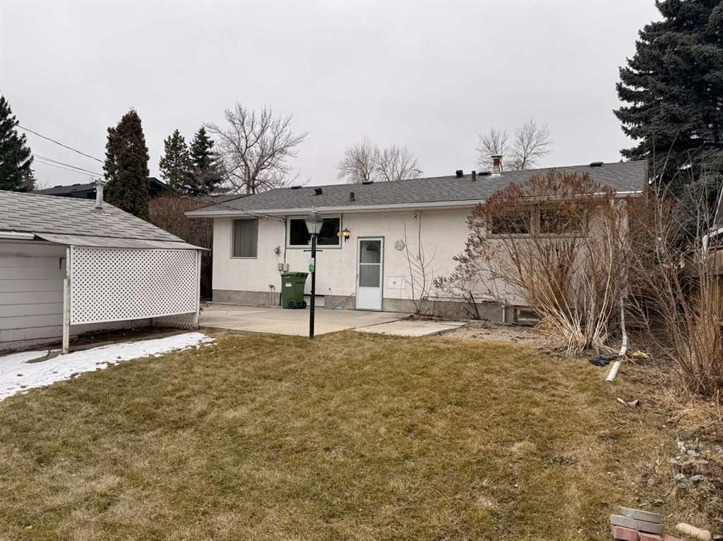 6124 Lloyd Crescent SW, Calgary — photo 3 of 4